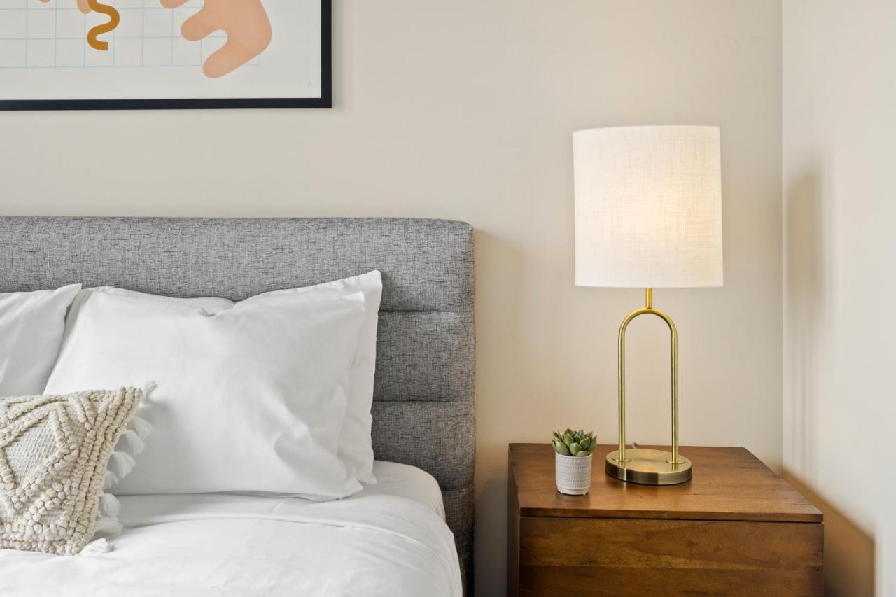 Placemakr Premier Sobro Нашвілл Екстер'єр фото A lamp on a nightstand