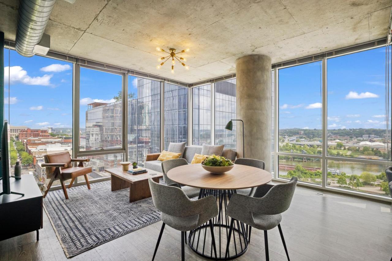 Placemakr Premier Sobro Нашвілл Екстер'єр фото A staged living room at the 1001 Cooper