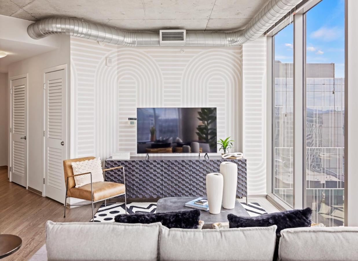 Placemakr Premier Sobro Нашвілл Екстер'єр фото A living room at 1001 Olympic