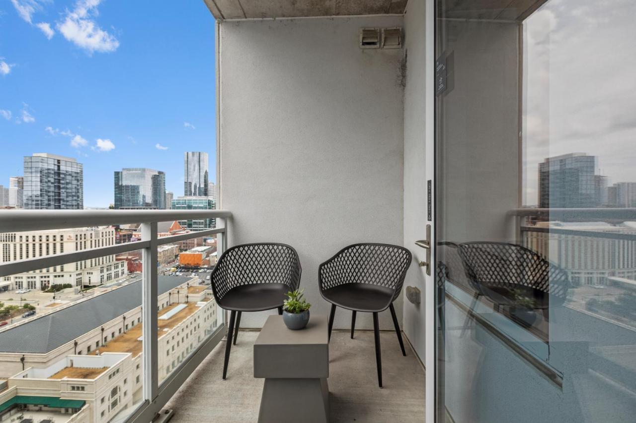 Placemakr Premier Sobro Нашвілл Екстер'єр фото A balcony in a residential apartment