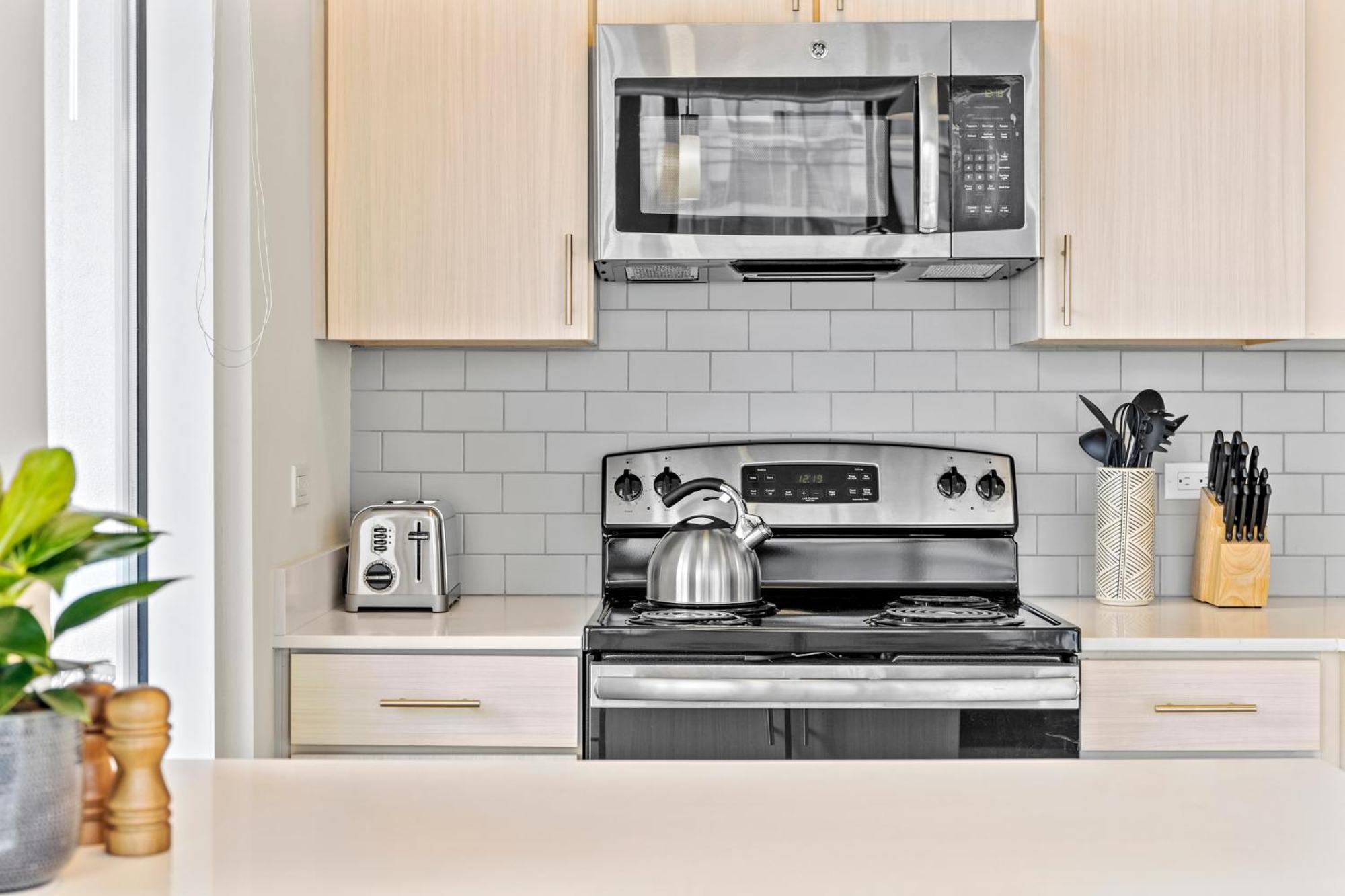 Placemakr Premier Sobro Нашвілл Екстер'єр фото A microwave oven above a stove